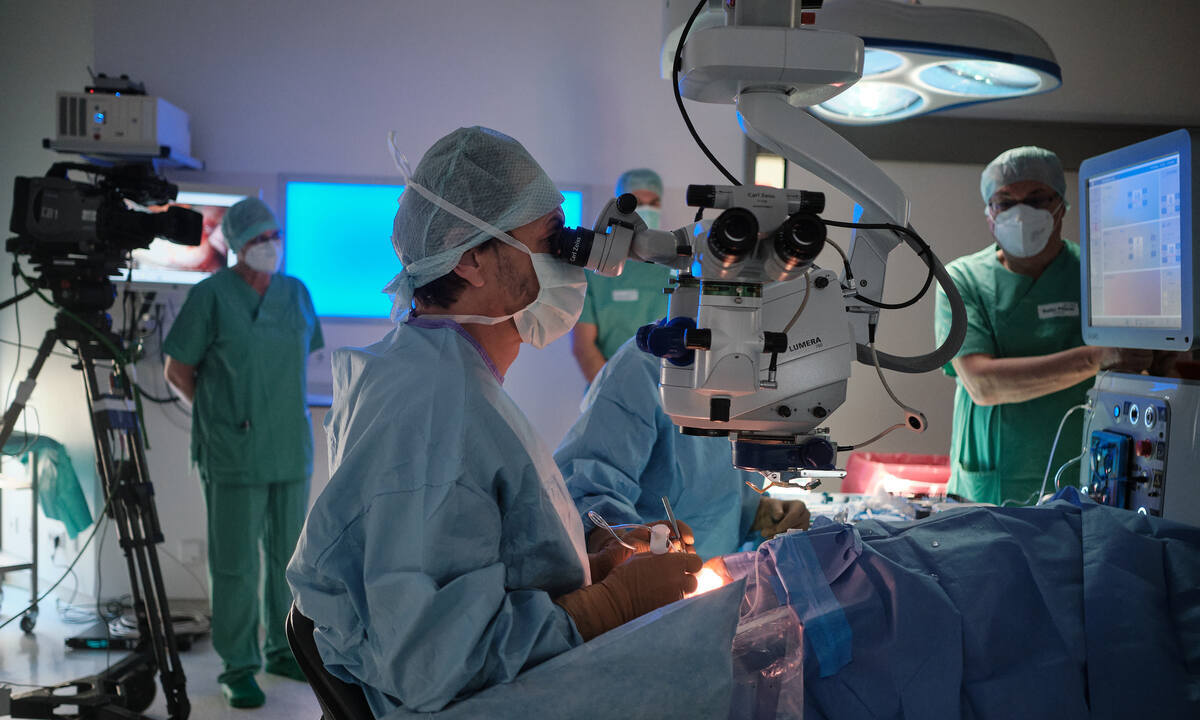 Augenklinik Sulzbach zeigt neue OP-Techniken vor laufender Kamera