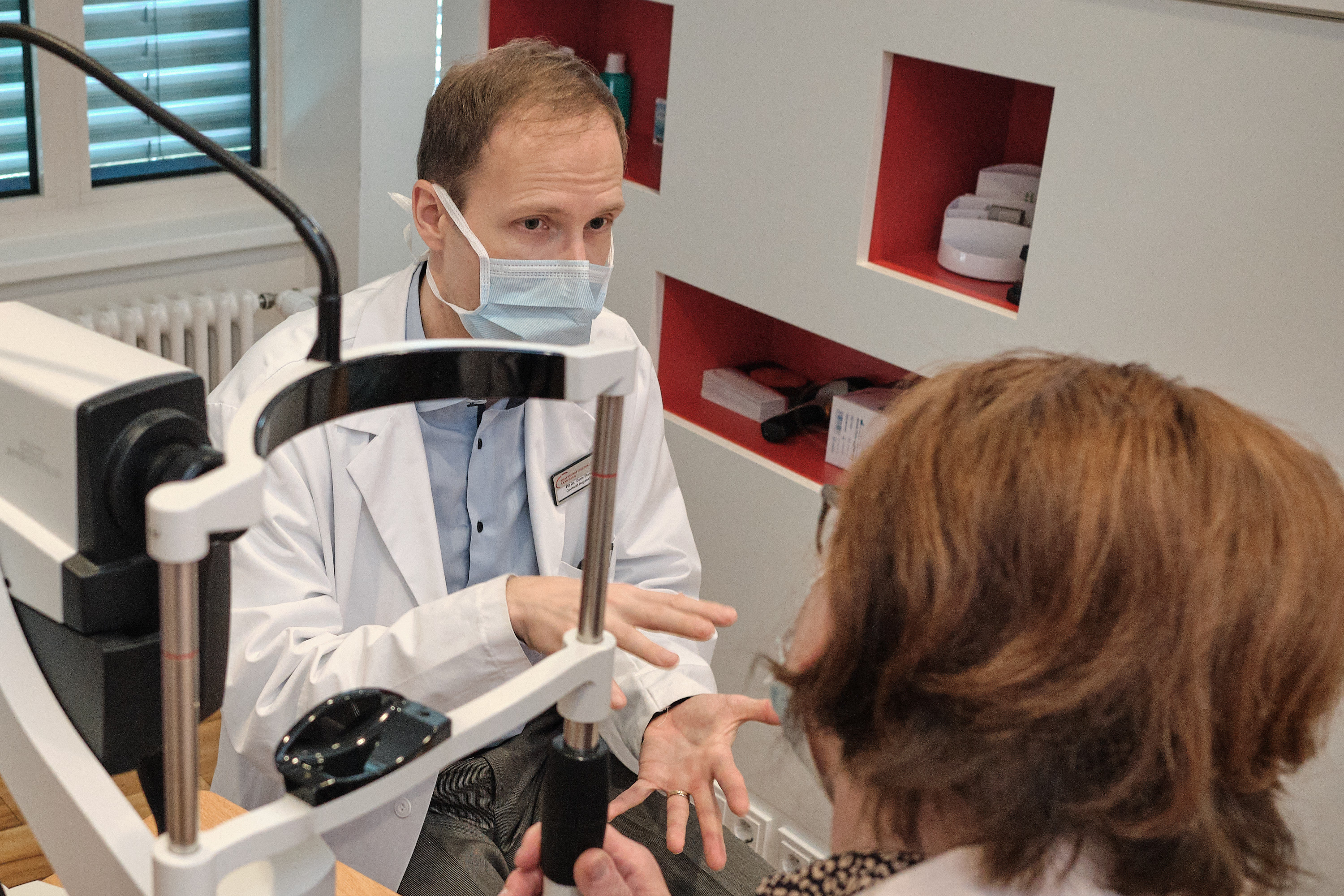 PD Dr. Dr. med. Boris Stanzel, Leiter des Makulazentrum Saar, beim Patientengespräch. Bild: Augenklinik Sulzbach