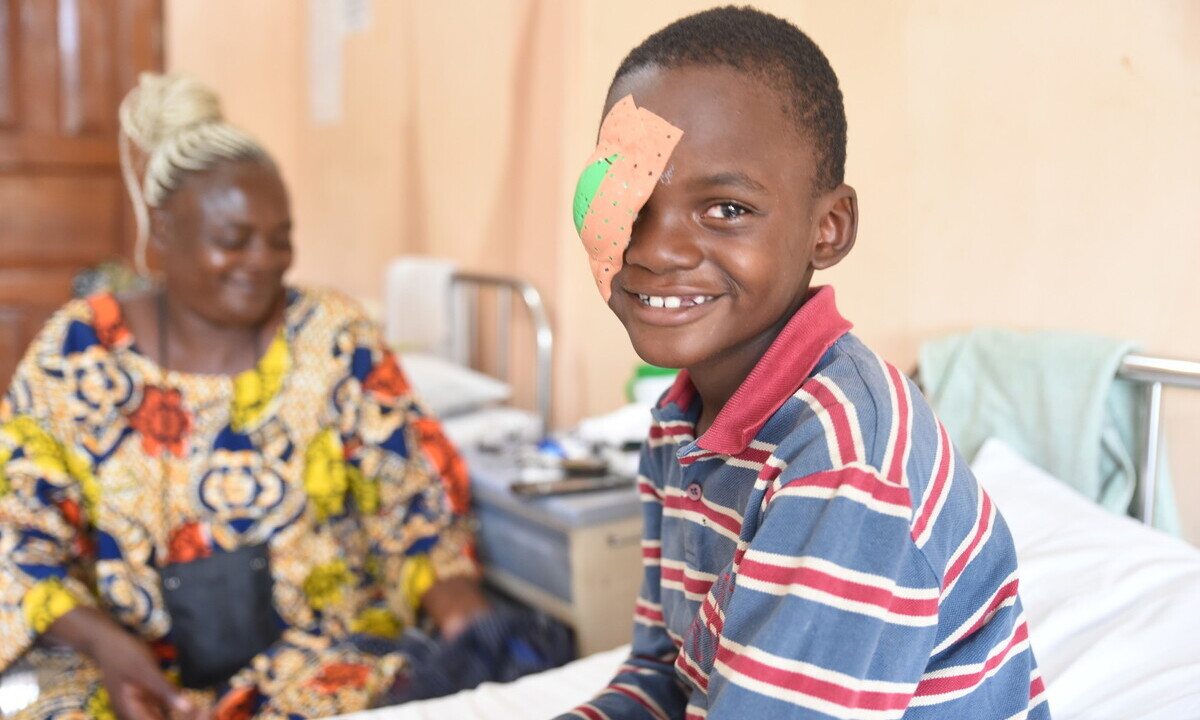 :Nach seiner Katarakt-Operation freut sich der 8-jährige Joel aus Kamerun, dass er gleich wieder sehen kann.©CBM