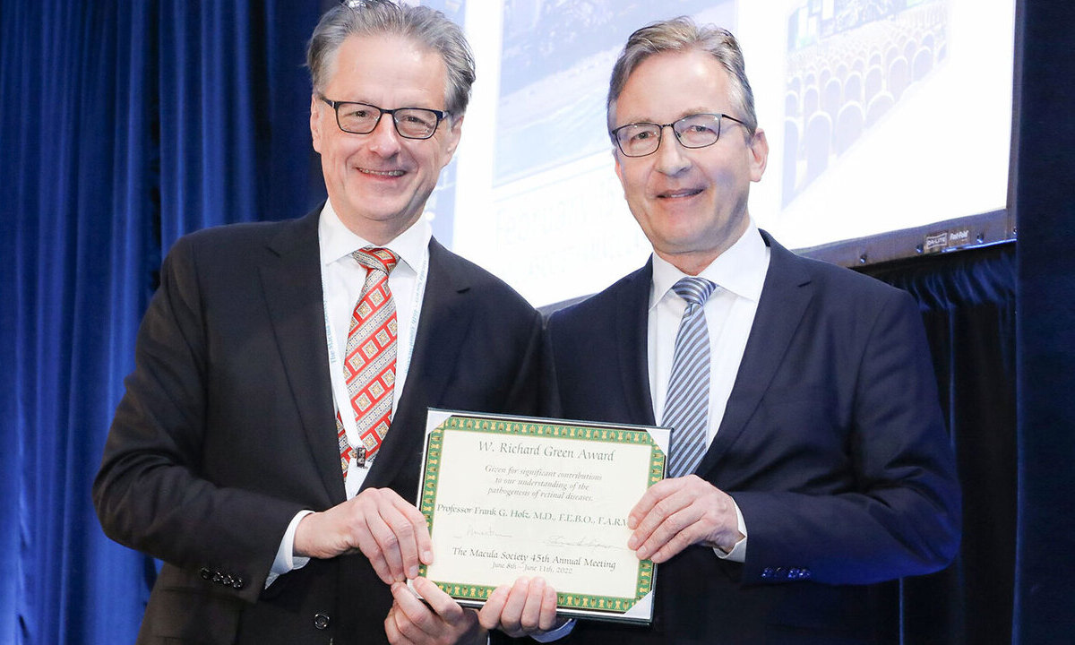 Prof. Frank Holz erhält W. Richard Green Preis der Macula Society