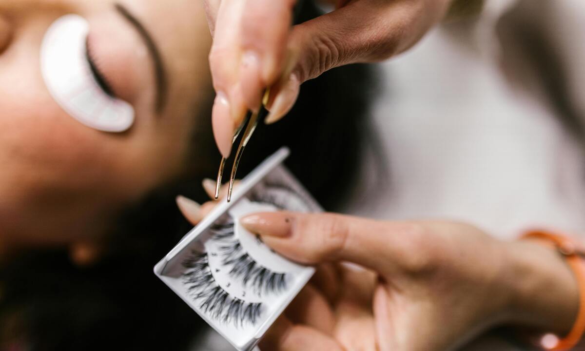 Wimpernverlängerung, Lidstrich-Tattoo & Co: So gefährlich können kosmetische Prozeduren fürs Auge sein