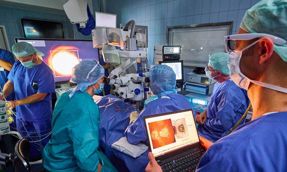 Mikrochip-Implantat: Wiederherstellung des zentralen Sehvermögens bei geographischer Atrophie